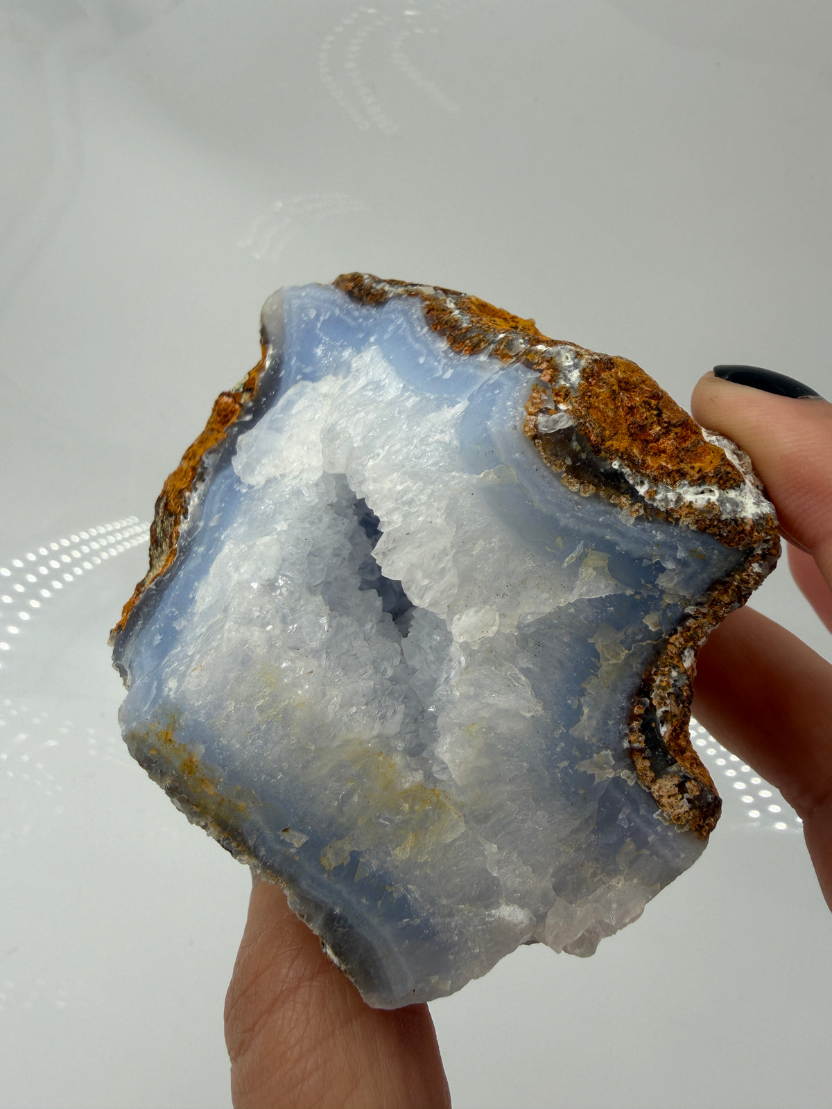 Blauer Chalcedon Rohstein BC46 mit sichtbarer Druze, ca. 8 × 8 × 6 cm, Nahaufnahme auf weißem Hintergrund