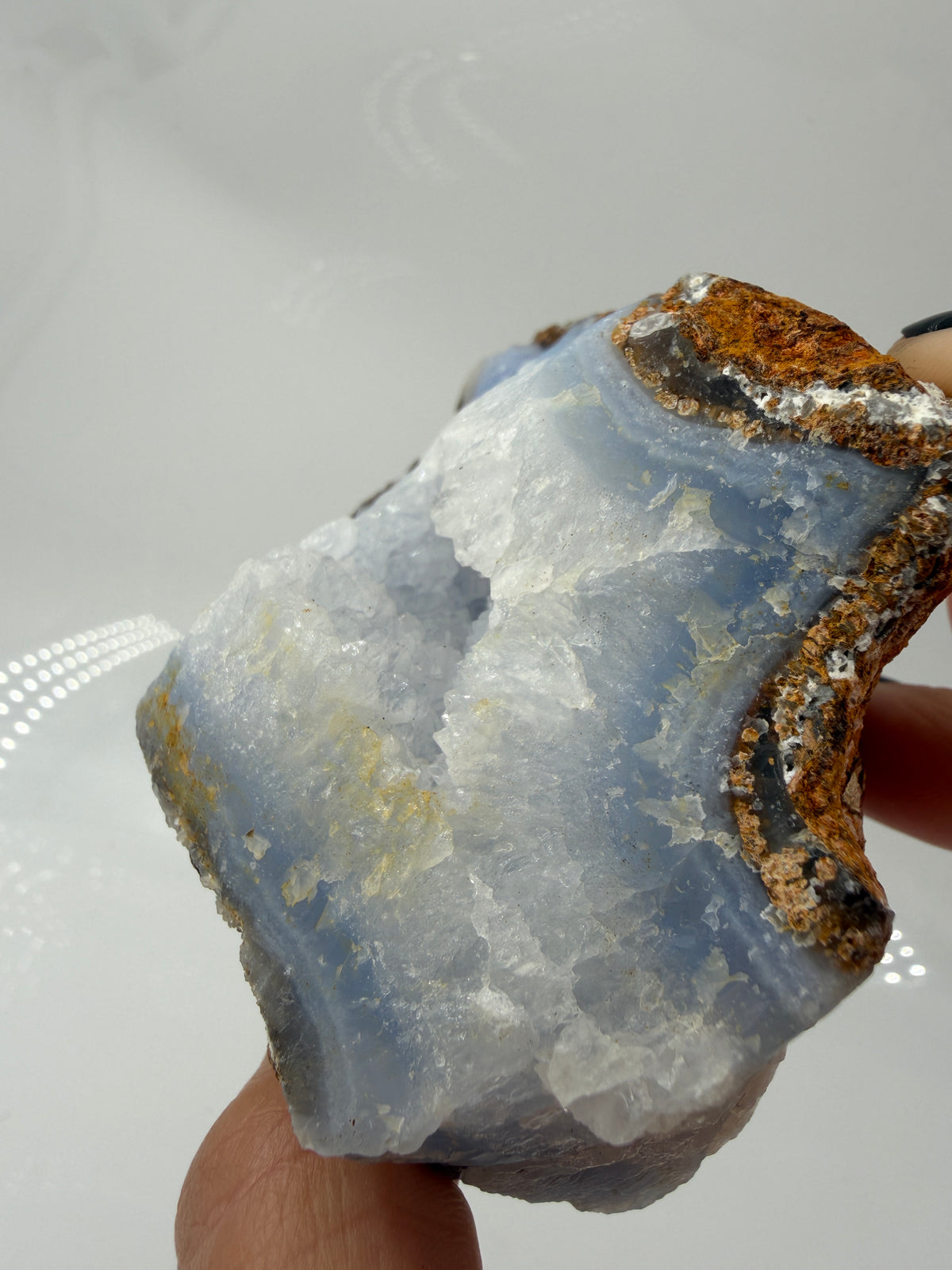 Blauer Chalcedon Rohstein BC46 mit sichtbarer Druze, ca. 8 × 8 × 6 cm, Nahaufnahme auf weißem Hintergrund