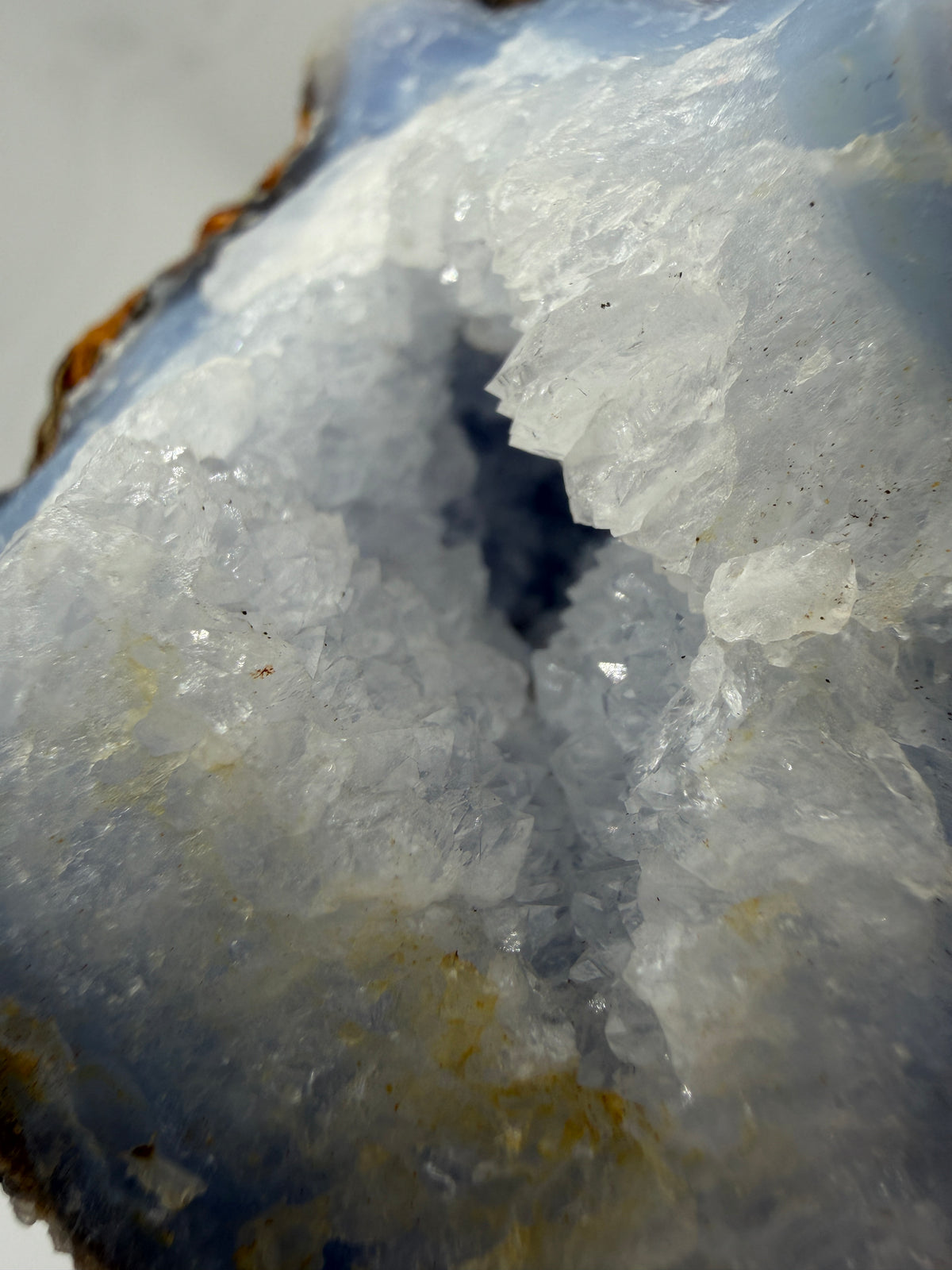Blauer Chalcedon Rohstein BC46 mit sichtbarer Druze, ca. 8 × 8 × 6 cm, Nahaufnahme auf weißem Hintergrund