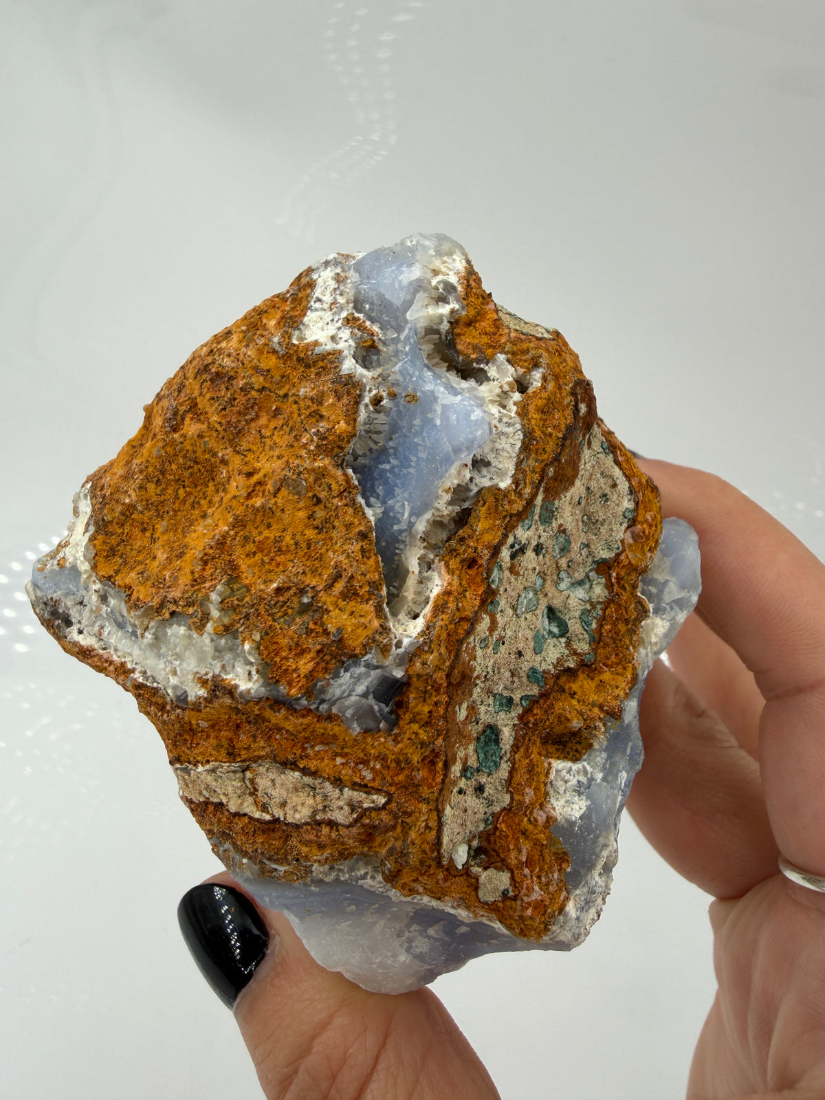 Blauer Chalcedon Rohstein BC46 mit sichtbarer Druze, ca. 8 × 8 × 6 cm, Nahaufnahme auf weißem Hintergrund