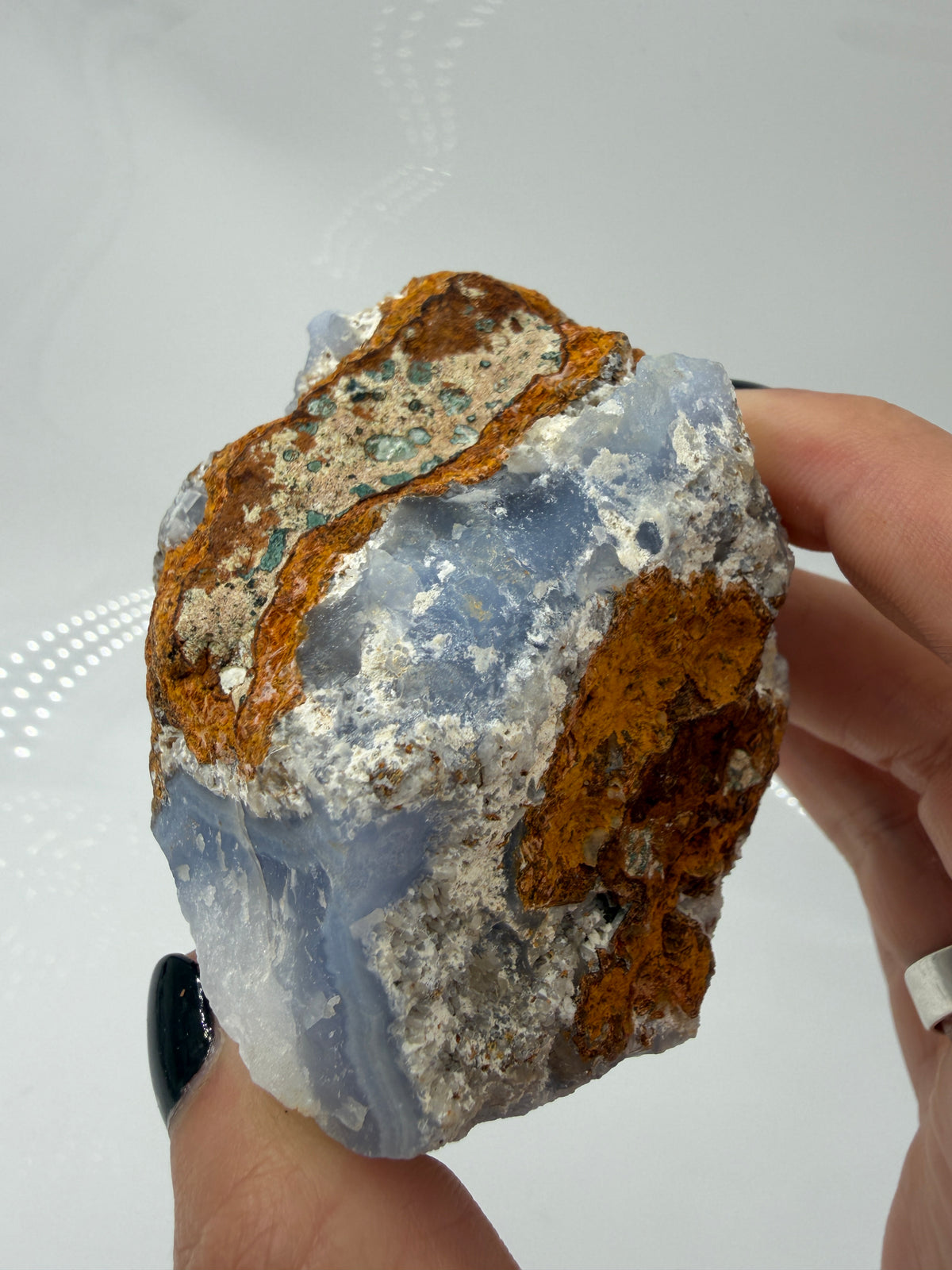 Blauer Chalcedon Rohstein BC46 mit sichtbarer Druze, ca. 8 × 8 × 6 cm, Nahaufnahme auf weißem Hintergrund