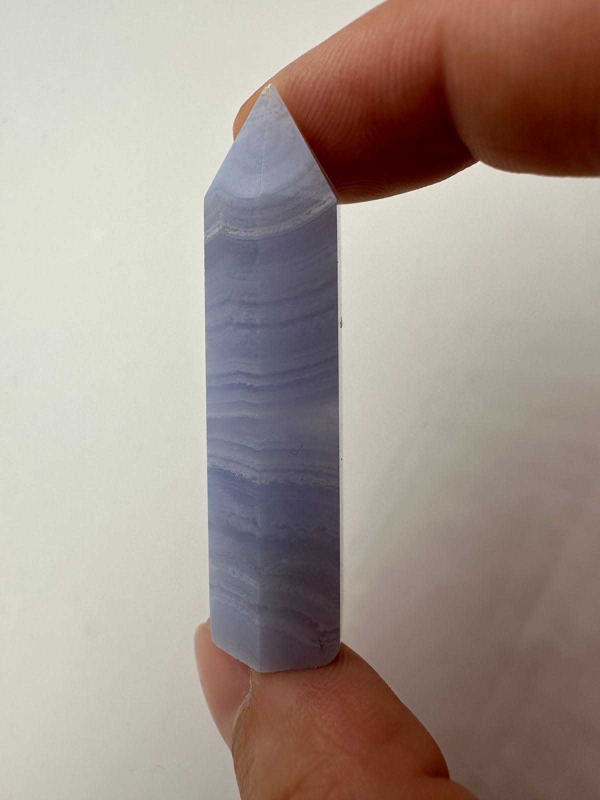 Blauer Chalcedon Spitze, kryptokristalline Quarz-Varietät mit blauem Farbton und Bänderung.