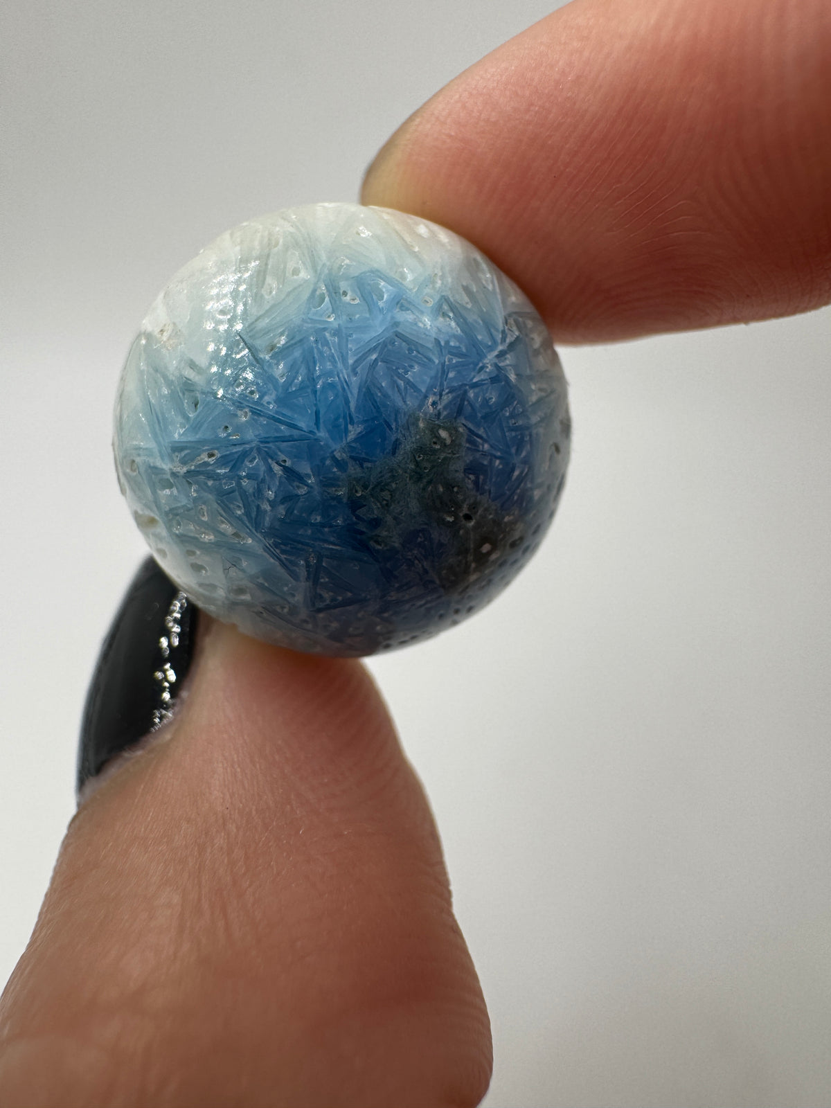 Exklusive Kugel aus Blue Ice Glacierite (Indonesien): Ein Muss für Sammler und Liebhaber ästhetischer Naturkuriositäten mit beeindruckender Farbtiefe.