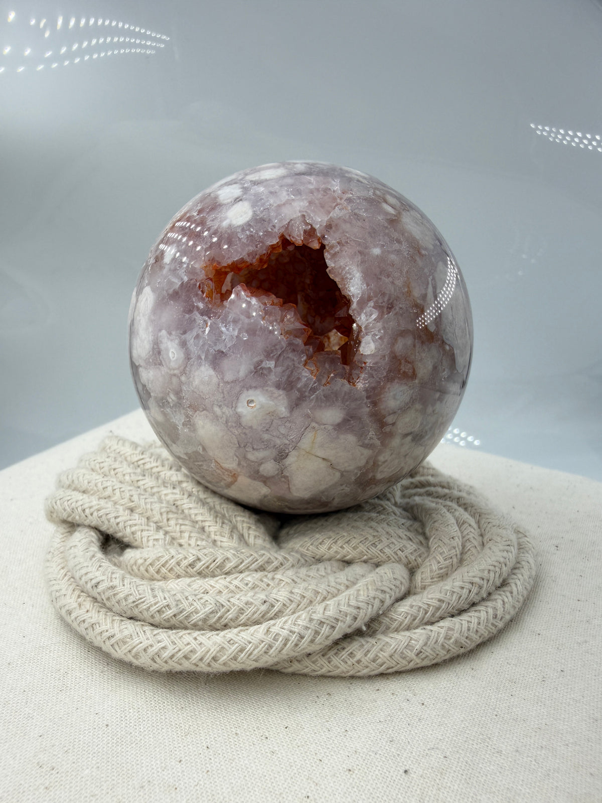 Polierte Kugel aus Blumenachat und Amethyst mit Druse und Eisenoxid auf den Kristallspitzen, Ø 7,2 cm