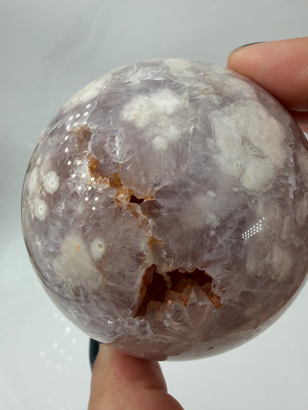 Polierte Kugel aus Blumenachat und Amethyst mit Druse und Eisenoxid auf den Kristallspitzen, Ø 7,2 cm