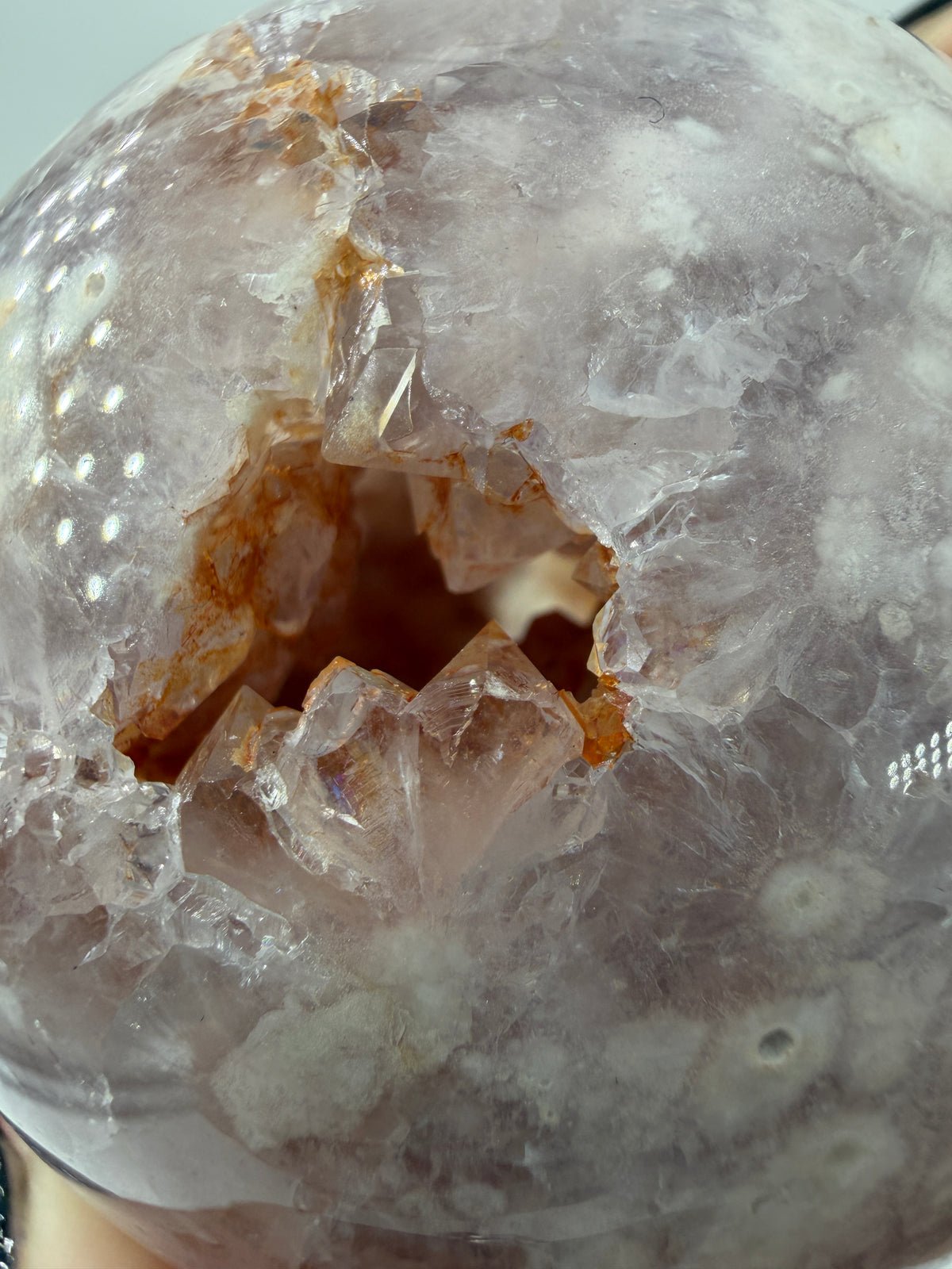 Polierte Kugel aus Blumenachat und Amethyst mit Druse und Eisenoxid auf den Kristallspitzen, Ø 7,2 cm