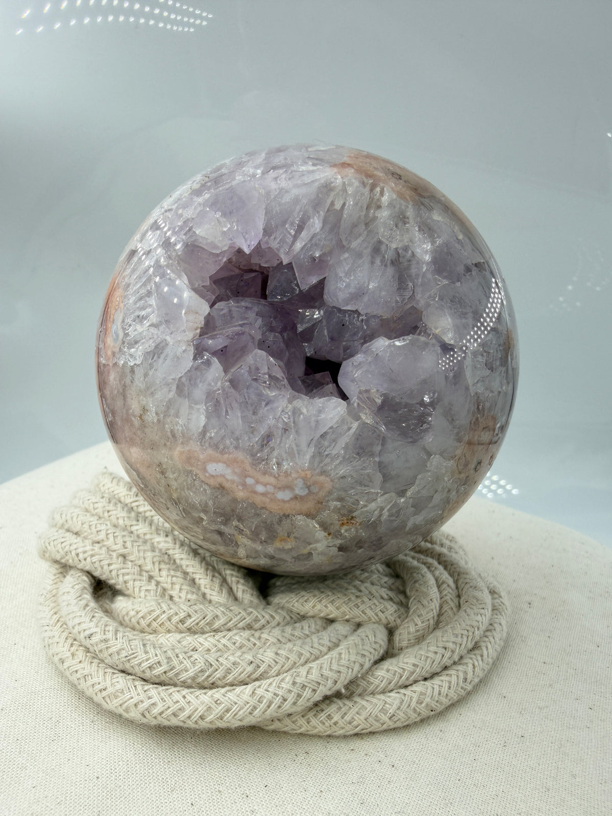 Polierte Kugel aus Blumenachat und Amethyst mit sichtbarer Druse, Ø 8,5 cm