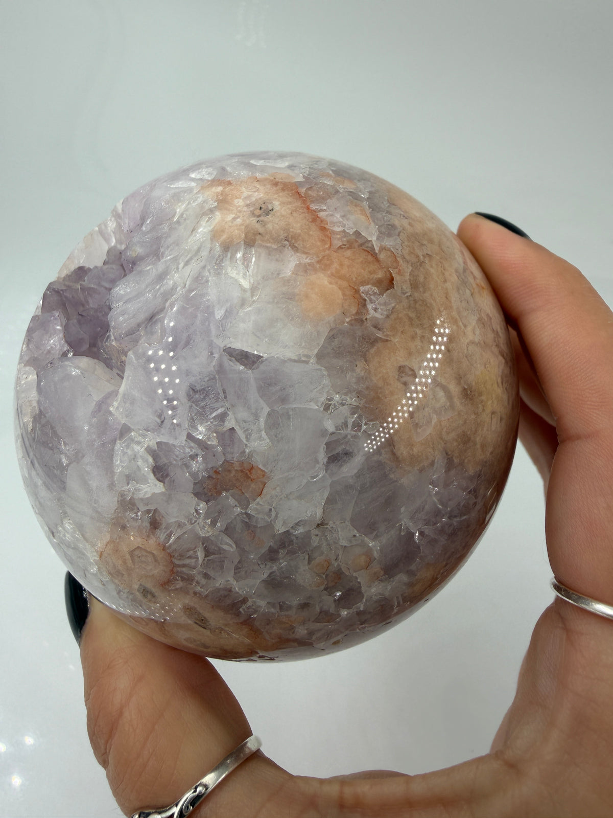 Polierte Kugel aus Blumenachat und Amethyst mit sichtbarer Druse, Ø 8,5 cm