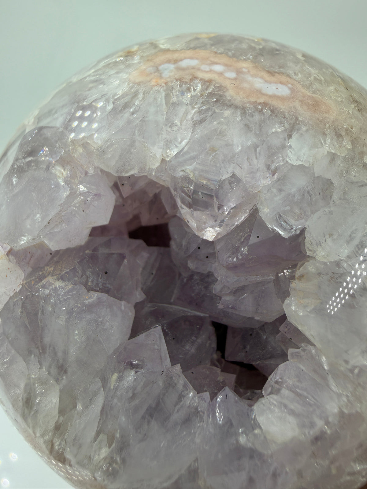 Polierte Kugel aus Blumenachat und Amethyst mit sichtbarer Druse, Ø 8,5 cm