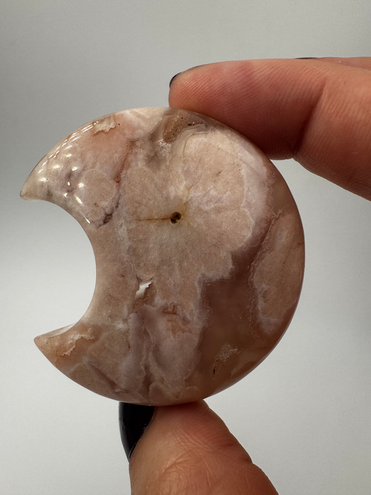 Mondförmiges Carving aus Blumenachat BM9 mit charakteristischer Dendritenzeichnung und kompaktem Schliff.