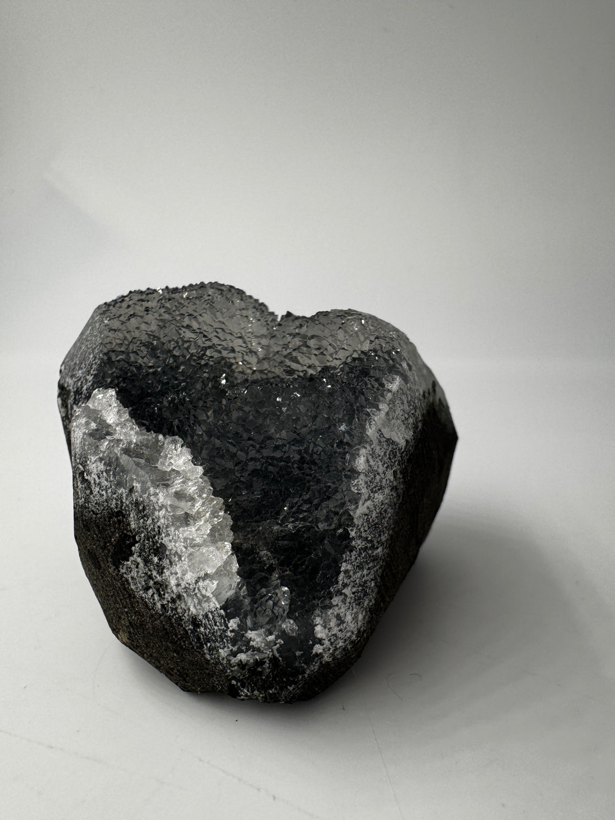 Chalcedon Rohstein CS29, 5,9 × 4,9 cm – kryptokristalline Quarz-Varietät mit seidig-mattem Glänzen, breite flächige Form.