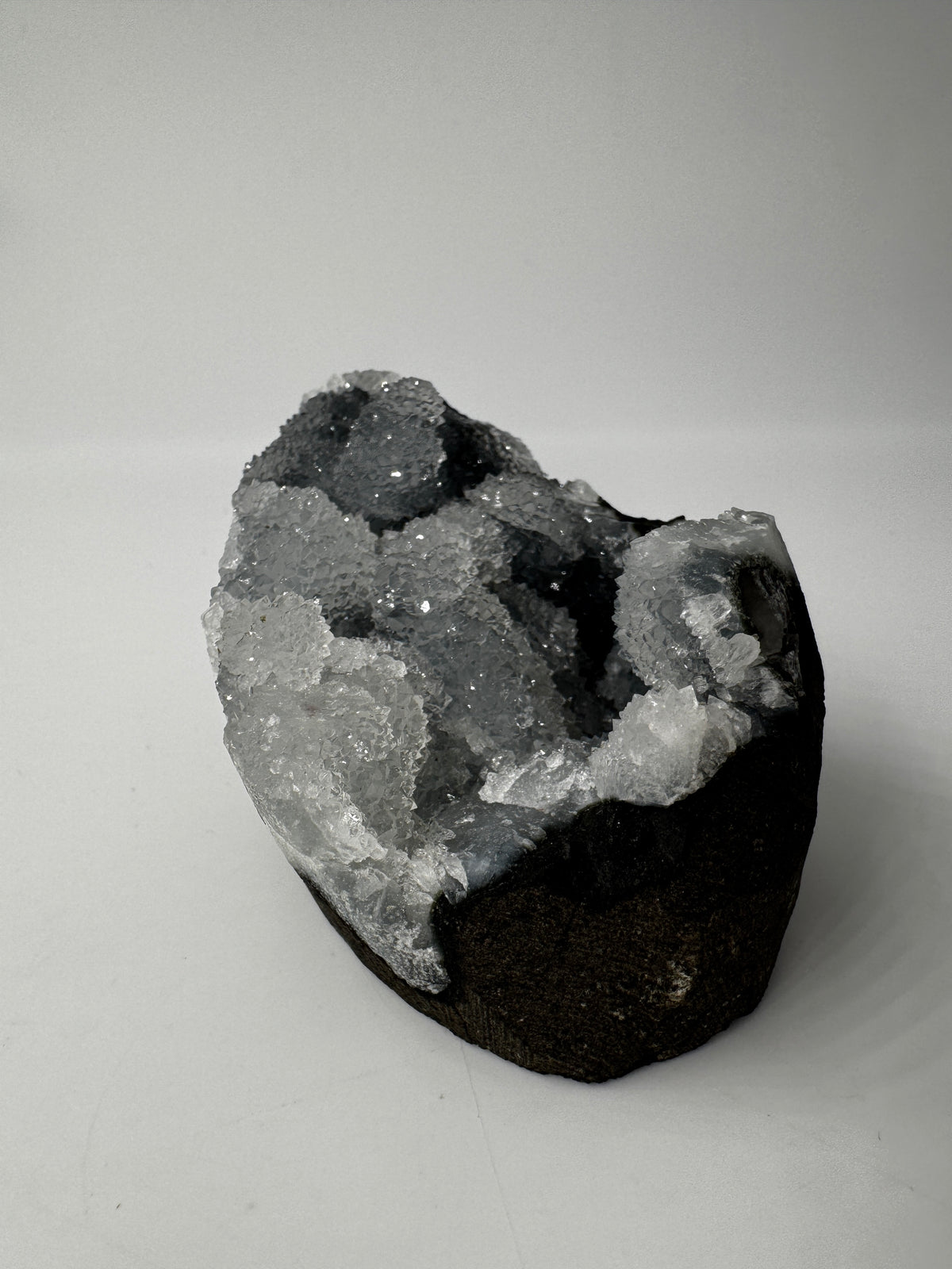 Chalcedon Rohstein CSB30, 6,7 × 4,9 cm – kryptokristalline Quarz-Varietät mit seidig-mattem Glänzen.