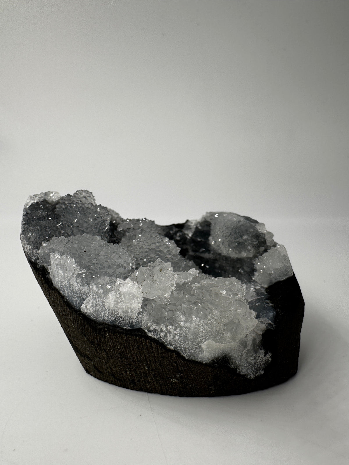Chalcedon Rohstein CSB30, 6,7 × 4,9 cm – kryptokristalline Quarz-Varietät mit seidig-mattem Glänzen.