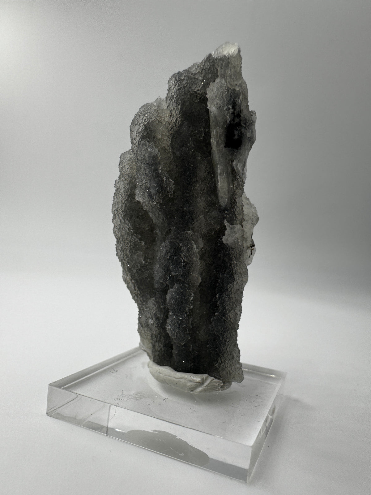 Chalcedon Stalaktit CSB19 aus der Türkei, ca. 5,3 × 2,4 cm, milchig-blauer Tropfstein.