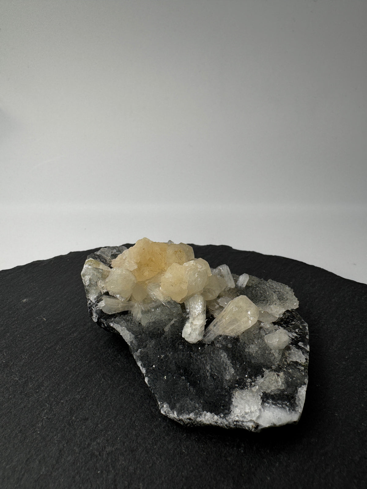Chalcedon mit Stilbit CS32, 7,6 × 5,2 cm – kryptokristalliner Quarz mit blättrigen Zeolith-Kristallen, großes Prachtsstück für Sammler.
