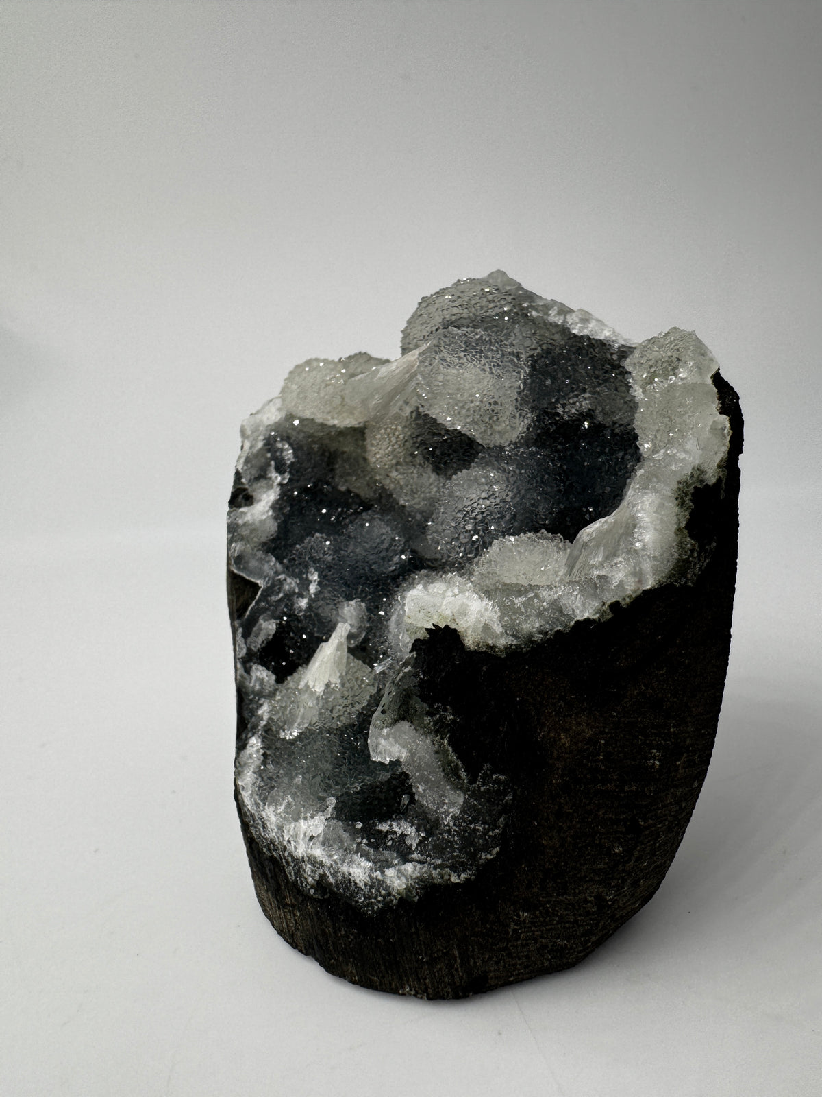 Chalcedon mit Stilbit CSC30, 6,7 × 4,9 cm – kryptokristalliner Quarz mit blättrigen Zeolith-Kristallen, seltene Mineralkombination.