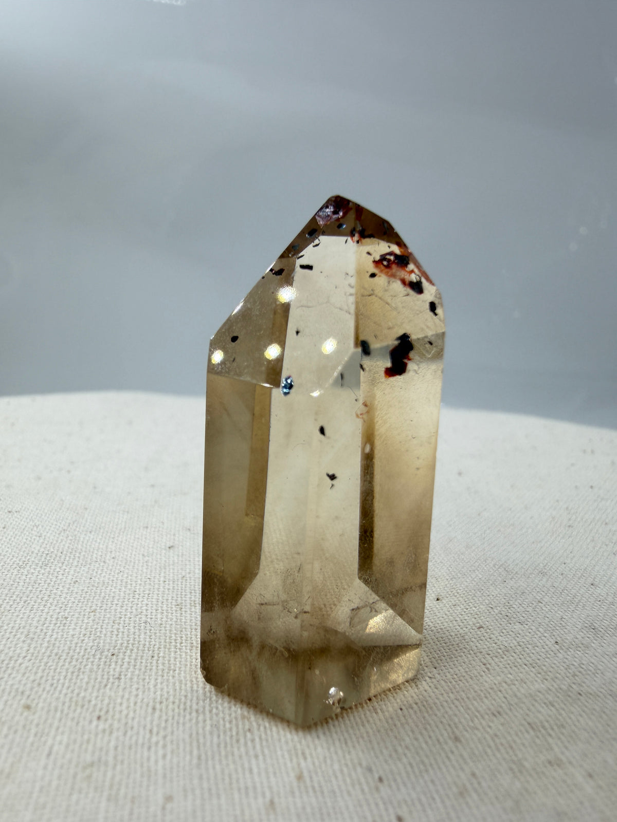 Citrin Spitze mit Hämatit-Plättchen QS14, 3,9 cm Höhe, goldgelber Citrin mit silbrig glänzenden Hämatit-Einschlüssen.