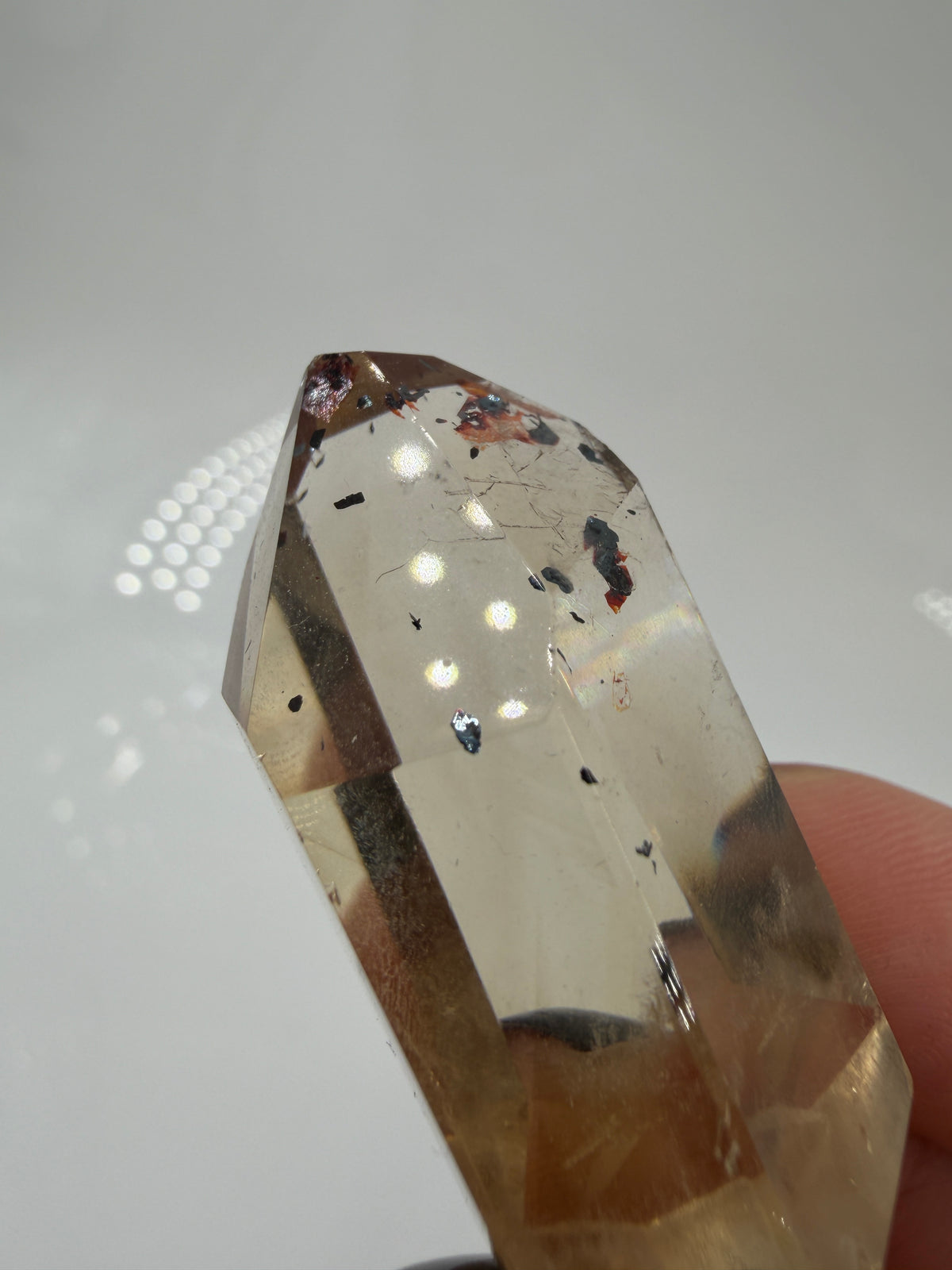 Citrin Spitze mit Hämatit-Plättchen QS14, 3,9 cm Höhe, goldgelber Citrin mit silbrig glänzenden Hämatit-Einschlüssen.