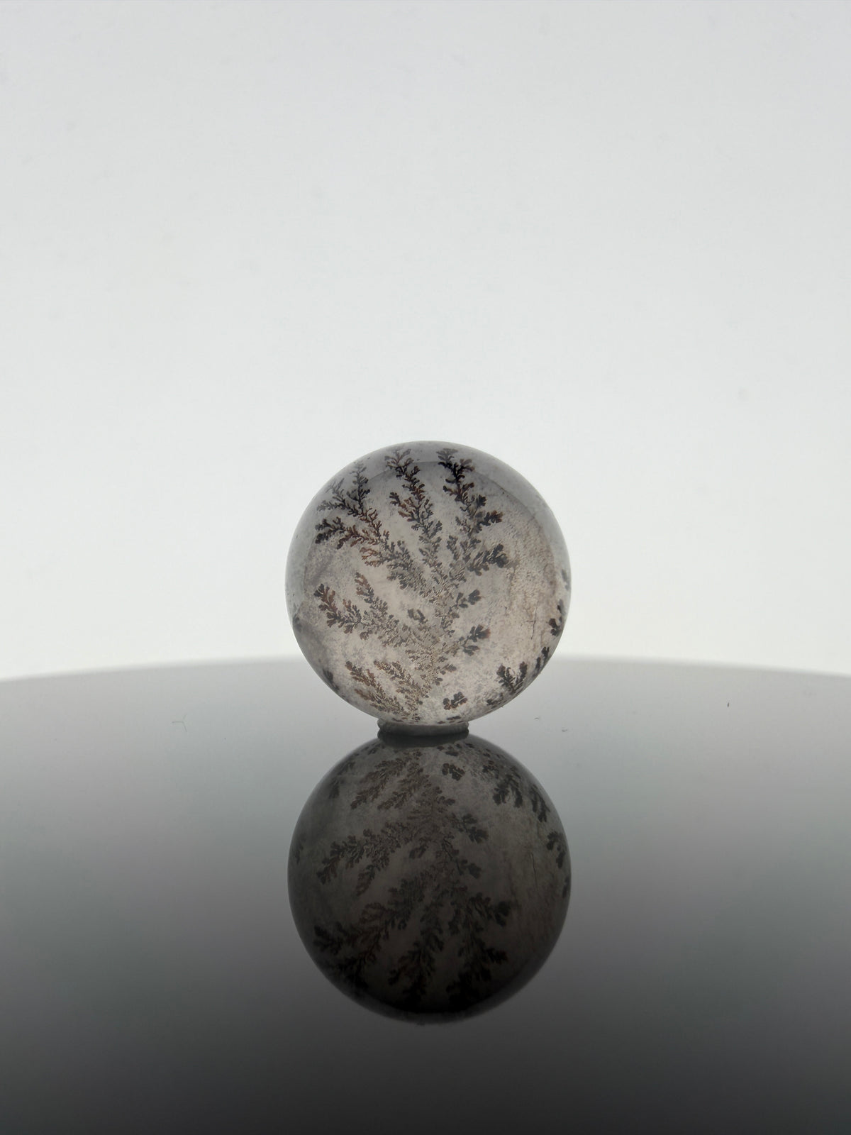 Dendritenquarz Minikugel A15 mit charakteristischen Mangan-Dendriten – geologisches Unikat, Ø ca. 1 cm
