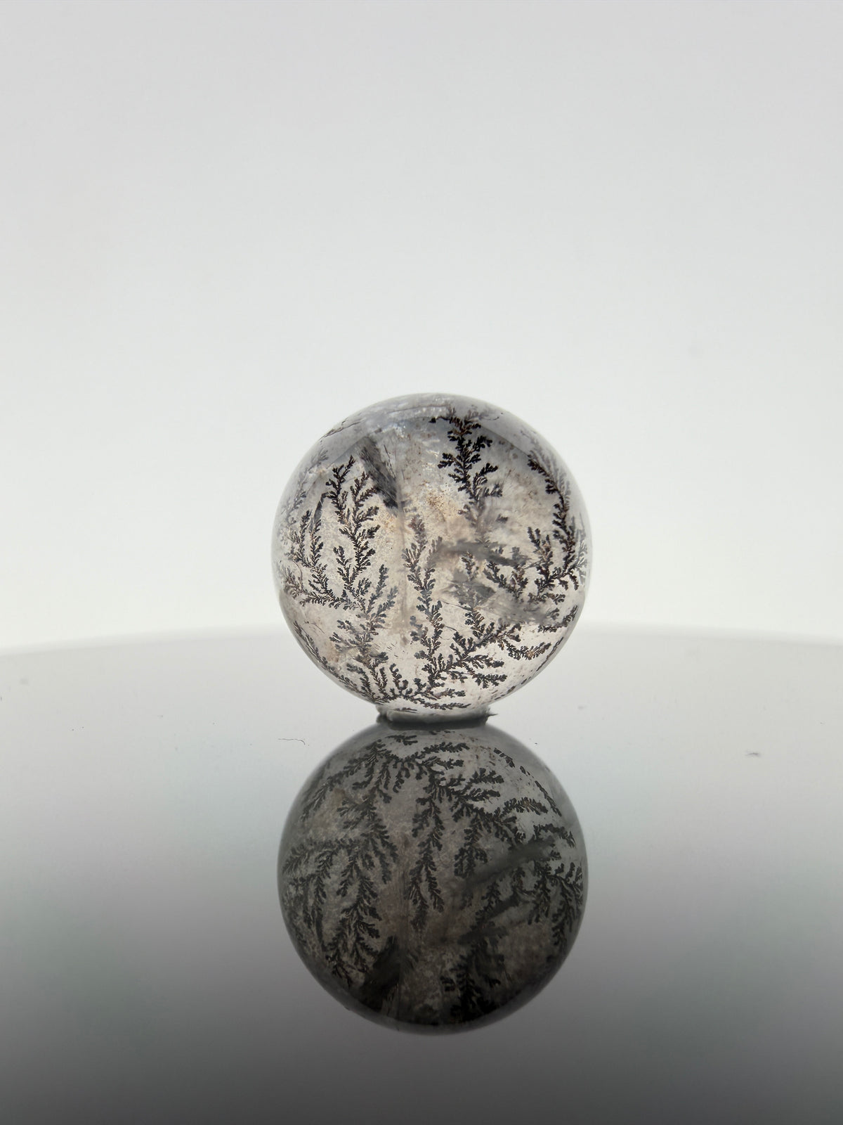 Dendritenquarz Minikugel D15 mit charakteristischen Mangan-Dendriten – geologisches Unikat, Ø ca. 1 cm