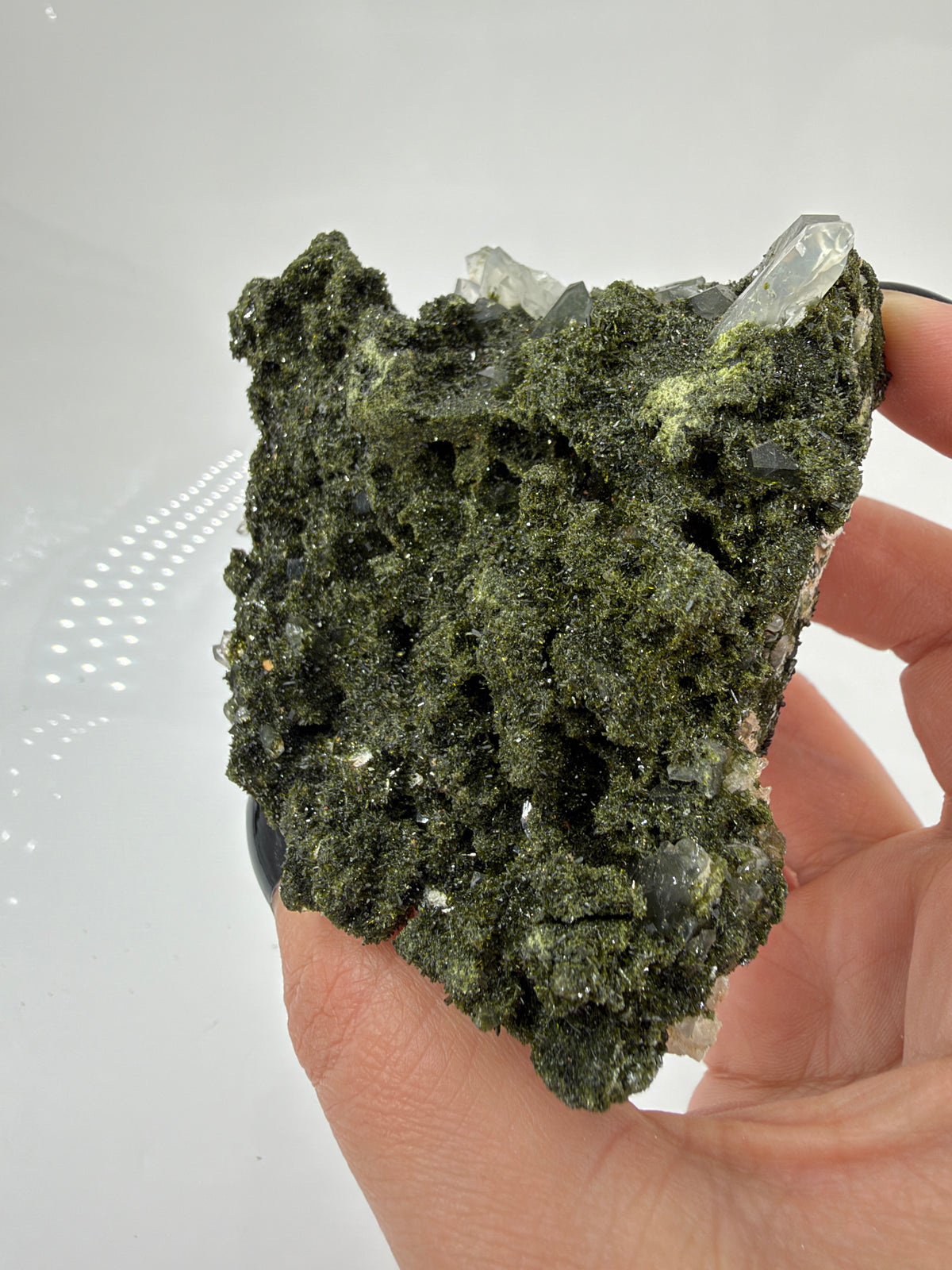 Epidotstufe ET108 mit olivgrüner, fein kristalliner Oberfläche und hellen, teils durchscheinenden Quarzspitzen