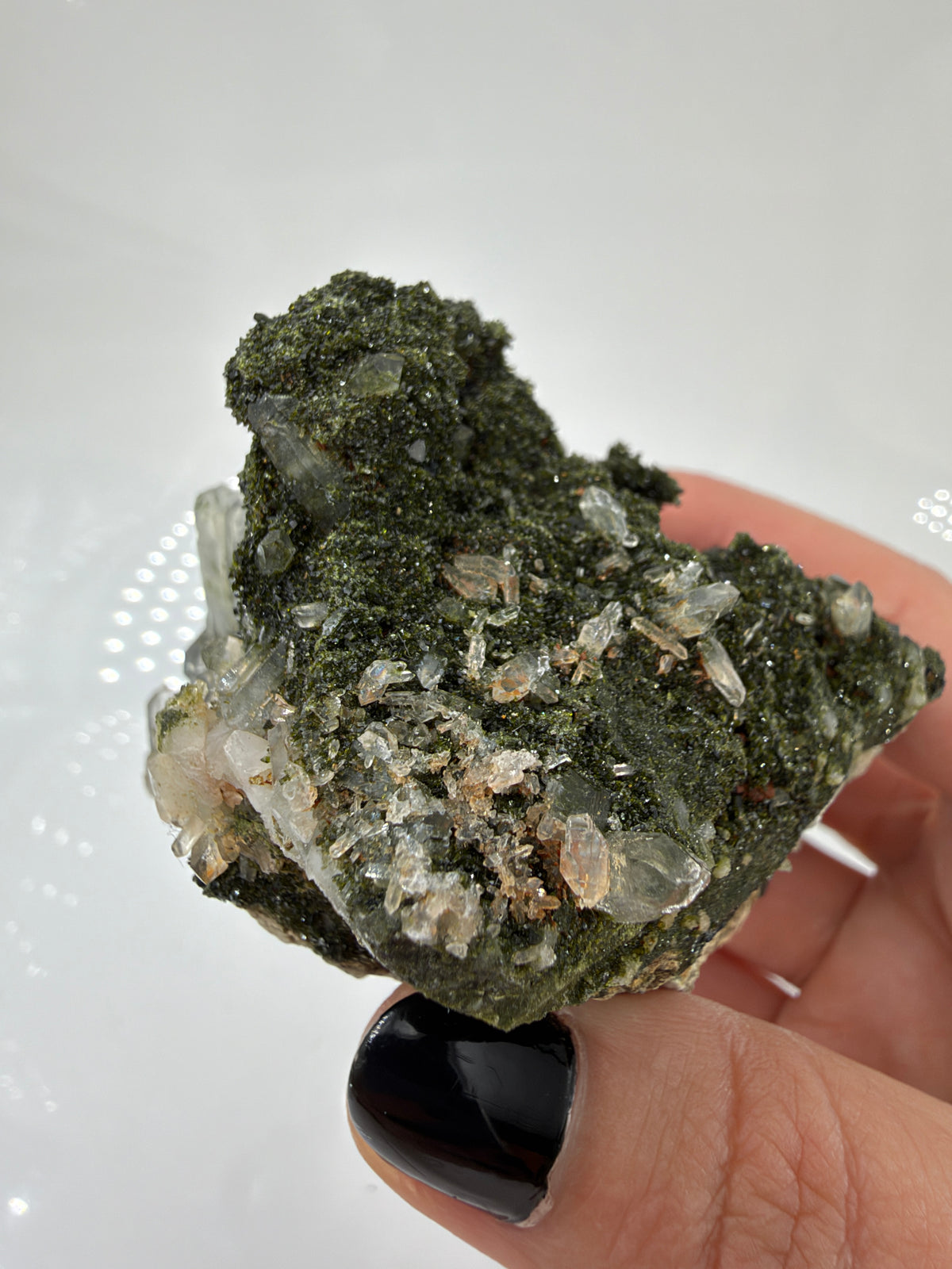 Epidotstufe ET108 mit olivgrüner, fein kristalliner Oberfläche und hellen, teils durchscheinenden Quarzspitzen