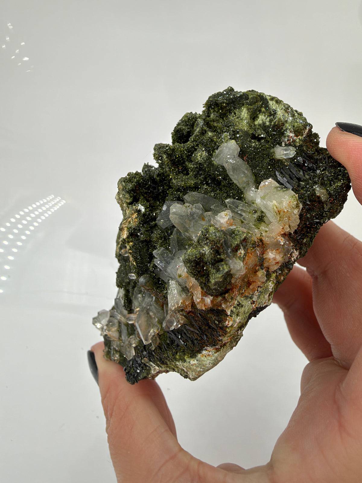 Längliche Epidotstufe ET89 mit olivgrüner Kristalloberfläche und hellen Quarzkristallen an einem Ende