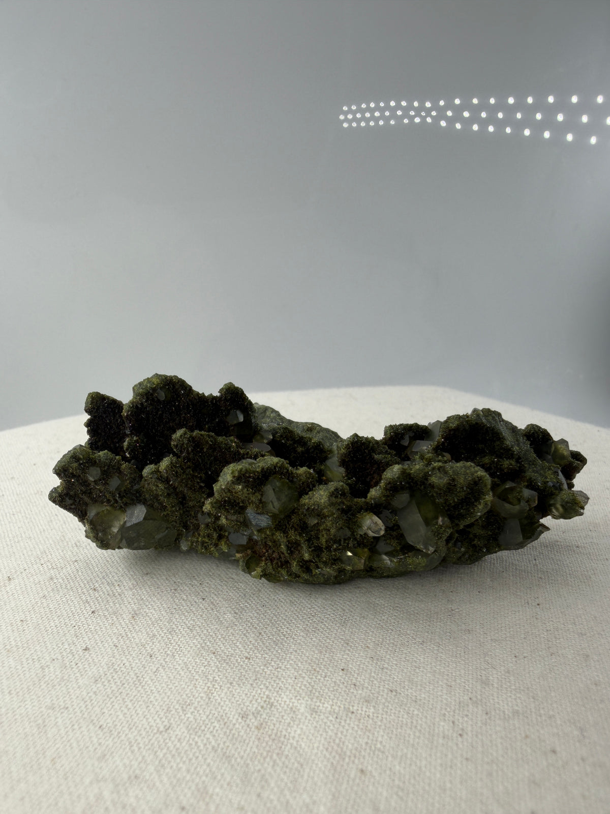 Mineral-Cluster aus grünem Epidot und klarem Quarz aus der Türkei, zeigt scharfkantige Kristallprismen auf Matrix.