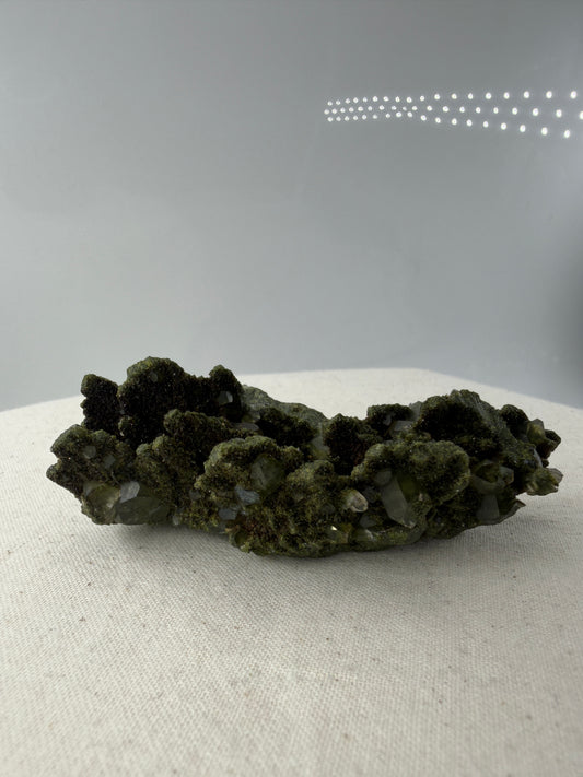 Mineral-Cluster aus grünem Epidot und klarem Quarz aus der Türkei, zeigt scharfkantige Kristallprismen auf Matrix.