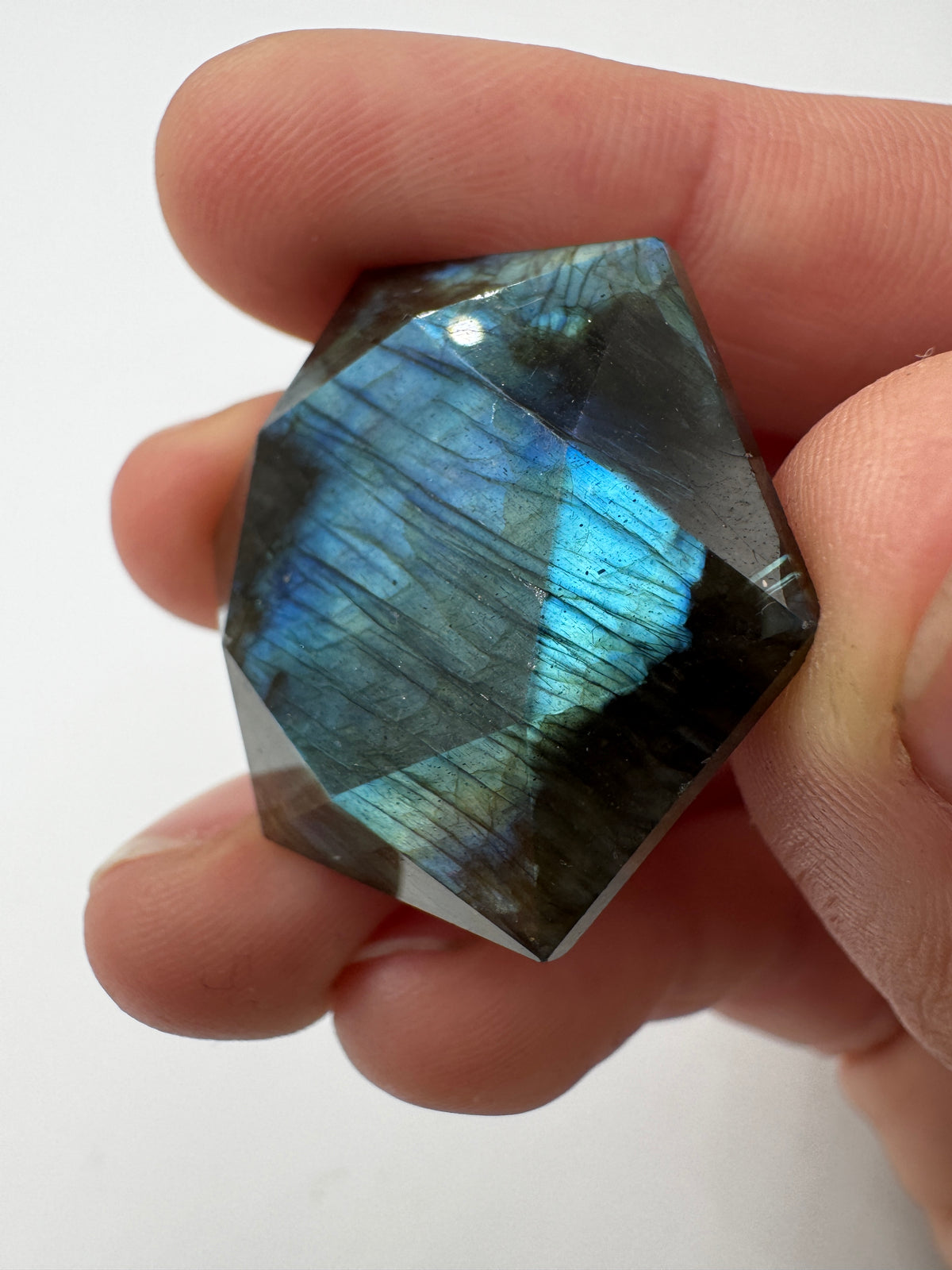 Labradorit Feenstein, hexagonal geschliffen, ca. 3,3 cm, mit schimmernder Labradoreszenz 