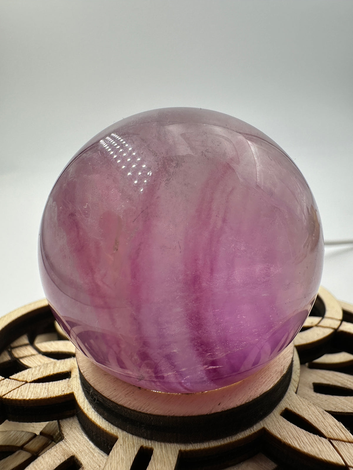 Fluorit Kugel L39, 4,7 cm Durchmesser, poliertes kubisches Mineral in Rosa, Pink und Transparent mit natürlicher Transluzenz