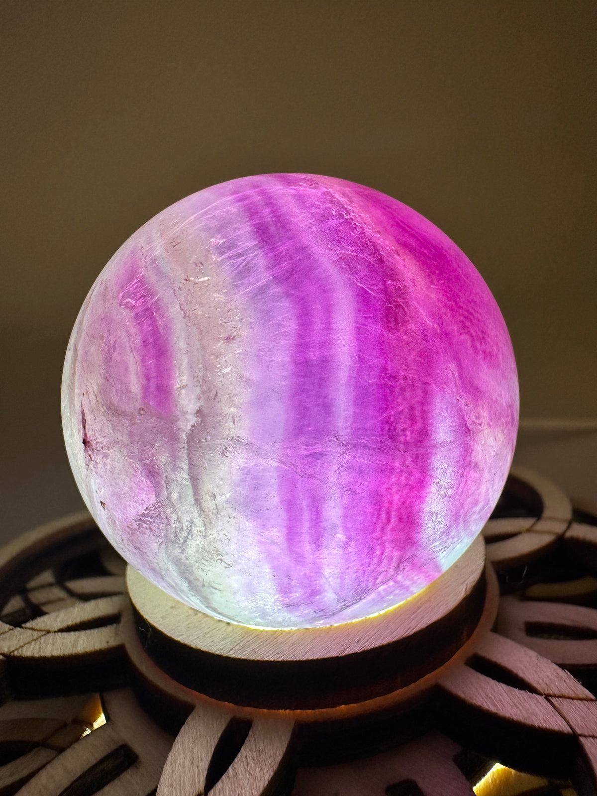 Fluorit Kugel L39, 4,7 cm Durchmesser, poliertes kubisches Mineral in Rosa, Pink und Transparent mit natürlicher Transluzenz