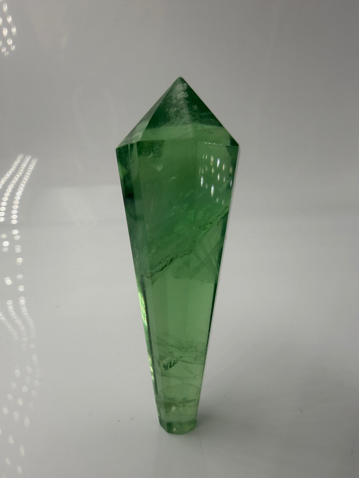 Natürliches Fluorit-Zepter mit charakteristischem Kristallkopf, deutlicher Zonierung und gläsernem Glanz.