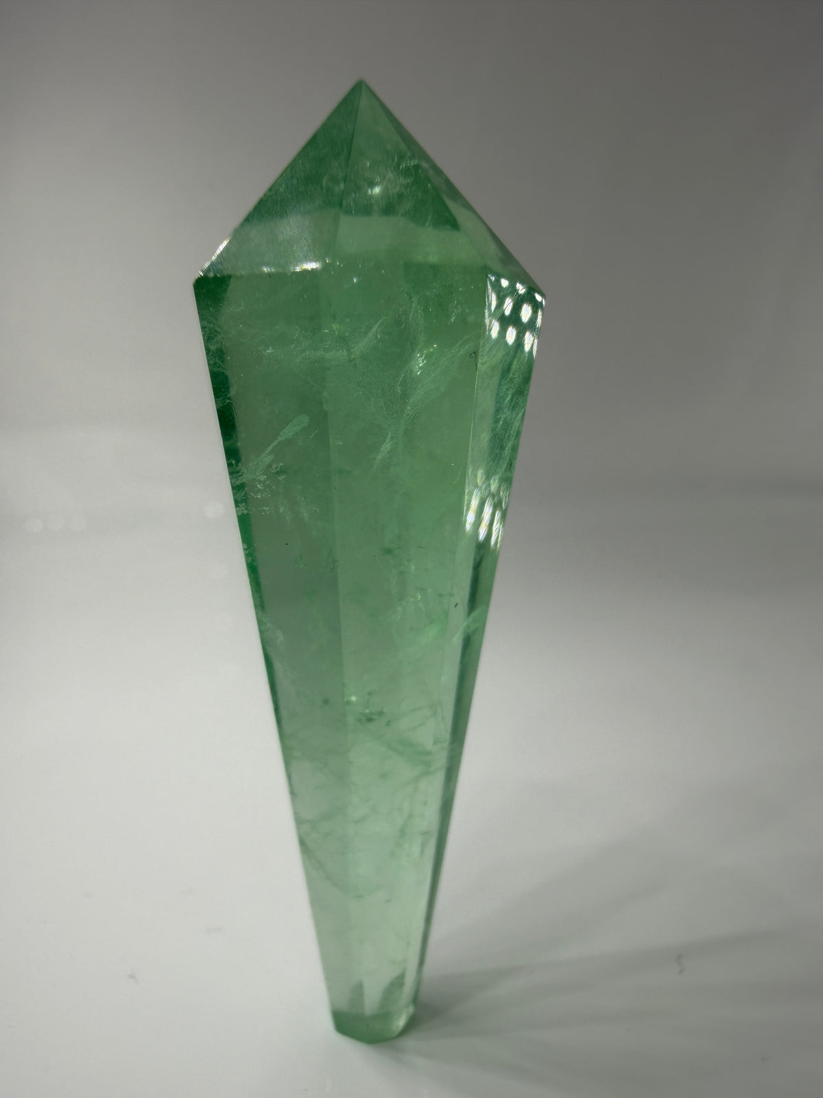 Natürliches Fluorit-Zepter mit charakteristischem Kristallkopf, deutlicher Zonierung und gläsernem Glanz.