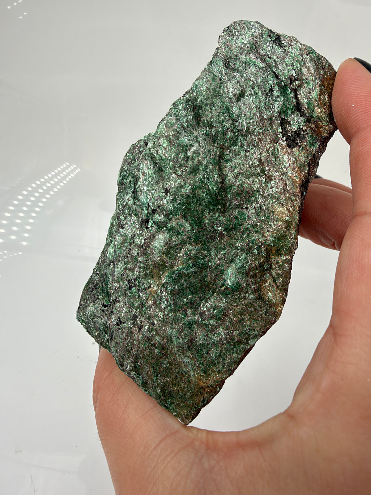Länglicher grüner Fuchsit-Rohstein FP12 mit silbrig schimmernden Glimmerflächen und dunklen, bräunlichen Partien