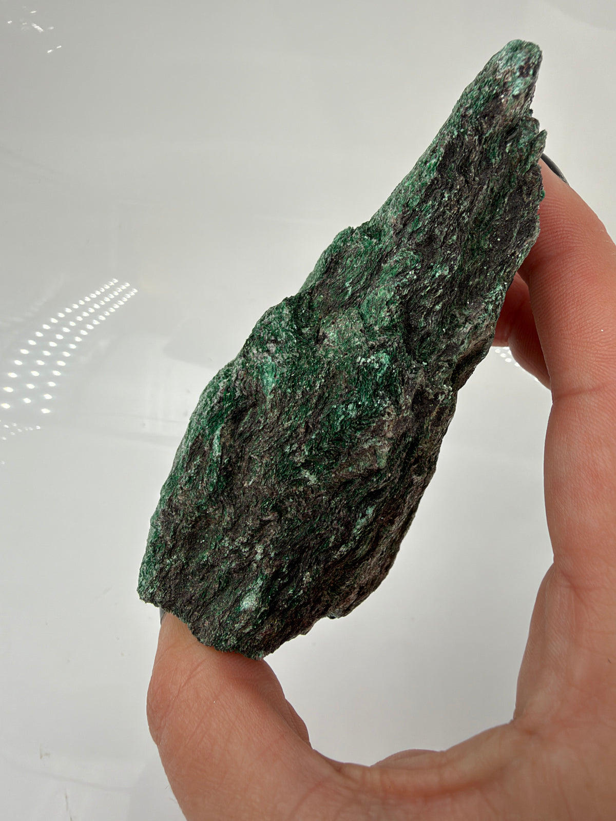 Länglicher grüner Fuchsit-Rohstein FP12 mit silbrig schimmernden Glimmerflächen und dunklen, bräunlichen Partien