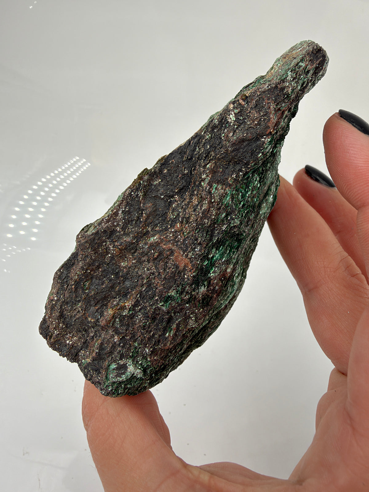 Länglicher grüner Fuchsit-Rohstein FP12 mit silbrig schimmernden Glimmerflächen und dunklen, bräunlichen Partien