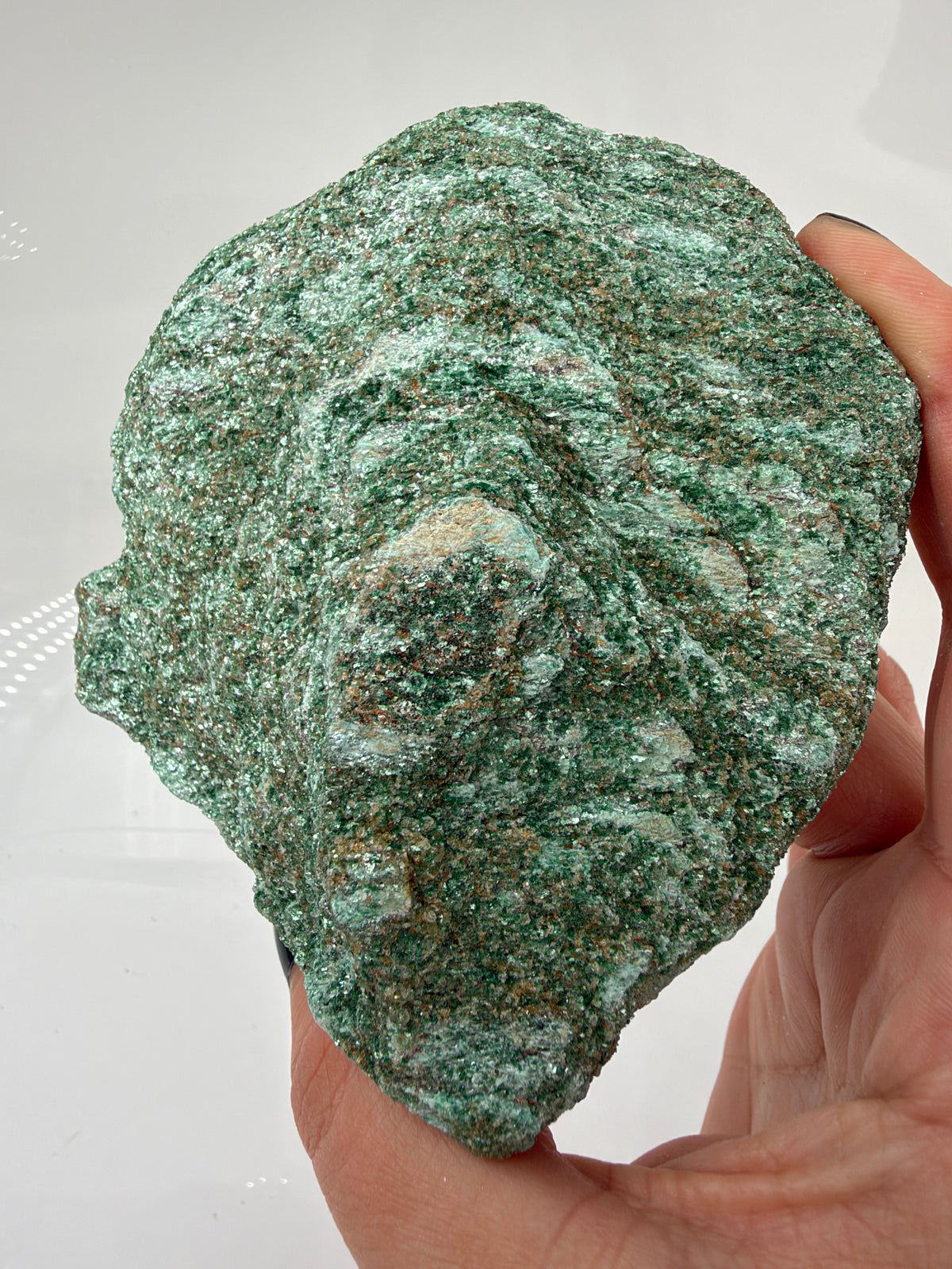 Fuchsit-Rohstein FU13 mit grünen, silbrig schimmernden Glimmerflächen und blättriger Struktur.