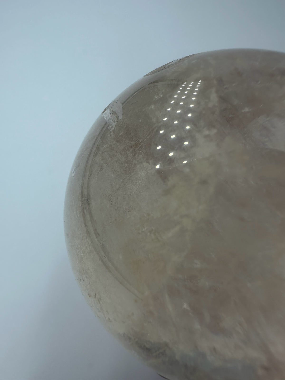 B-Ware Calcit Kugel CK50 aus Optischem Calcit (Isländischer Doppelspat), Ø 5,3 cm, transparent mit Glasglanz, kleine Macke sichtbar
