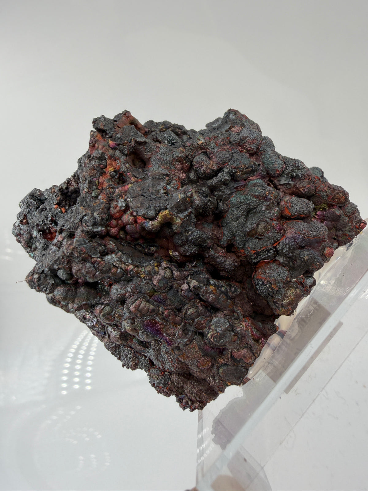 Nahaufnahme der irisierenden Oxidschichten auf Goethit GT58 – Farbenspiel von Gold bis Violett, Tharsis Spanien

