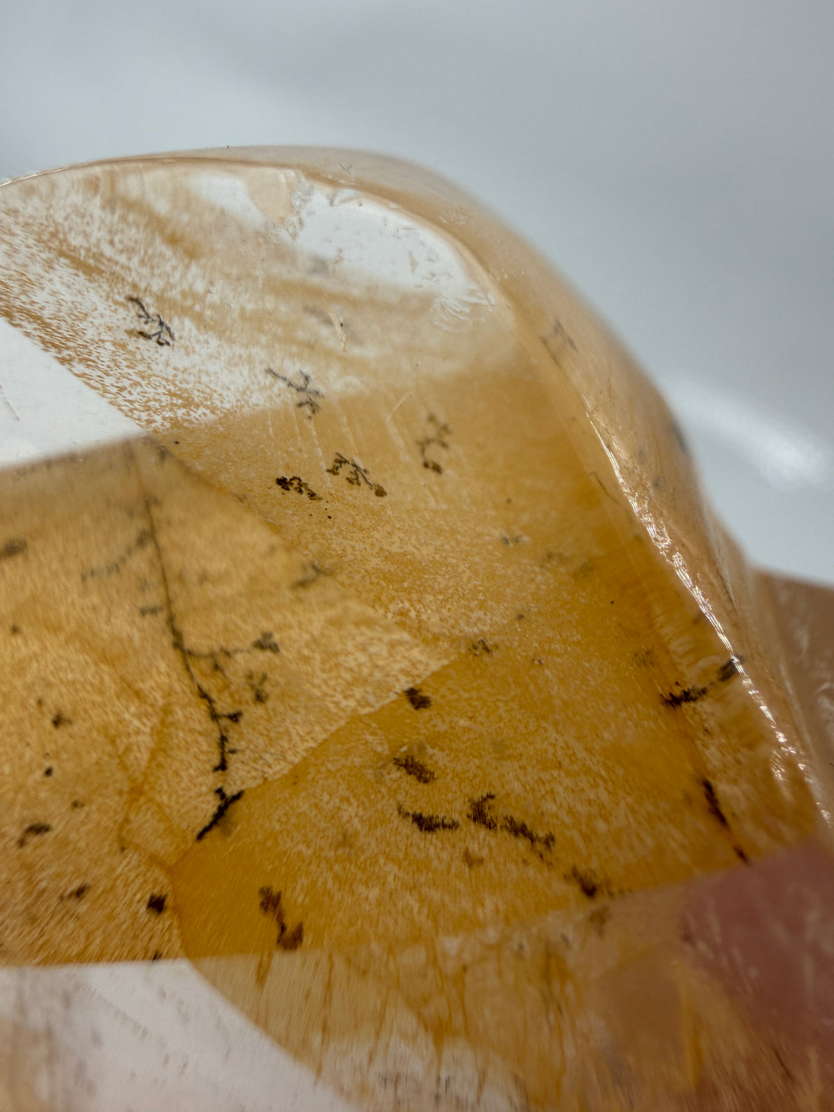 Golden Healer Blume GB52 – Carving aus Quarz mit warm-goldenen Eisenoxid-Färbungen und feinen Dendriten, 6,9 × 6,9 × 1,8 cm