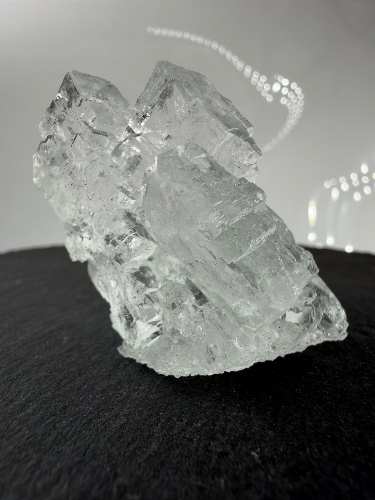 Ein glasklarer, kubischer Halit-Kristall aus der Rudna Mine mit scharfkantigen Facetten.