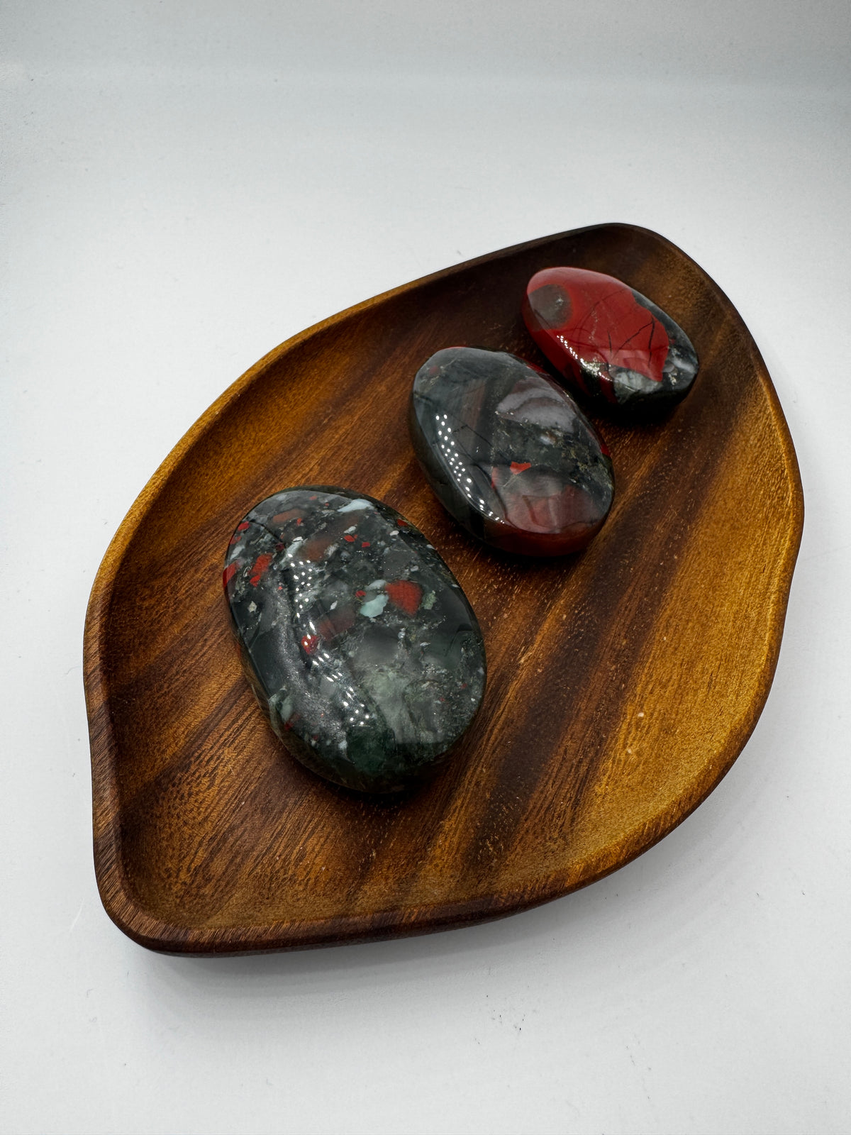 Heliotrop Handstein – polierter Blutjaspis aus grünem Chalcedon mit roten Einschlüssen und Pyrit.