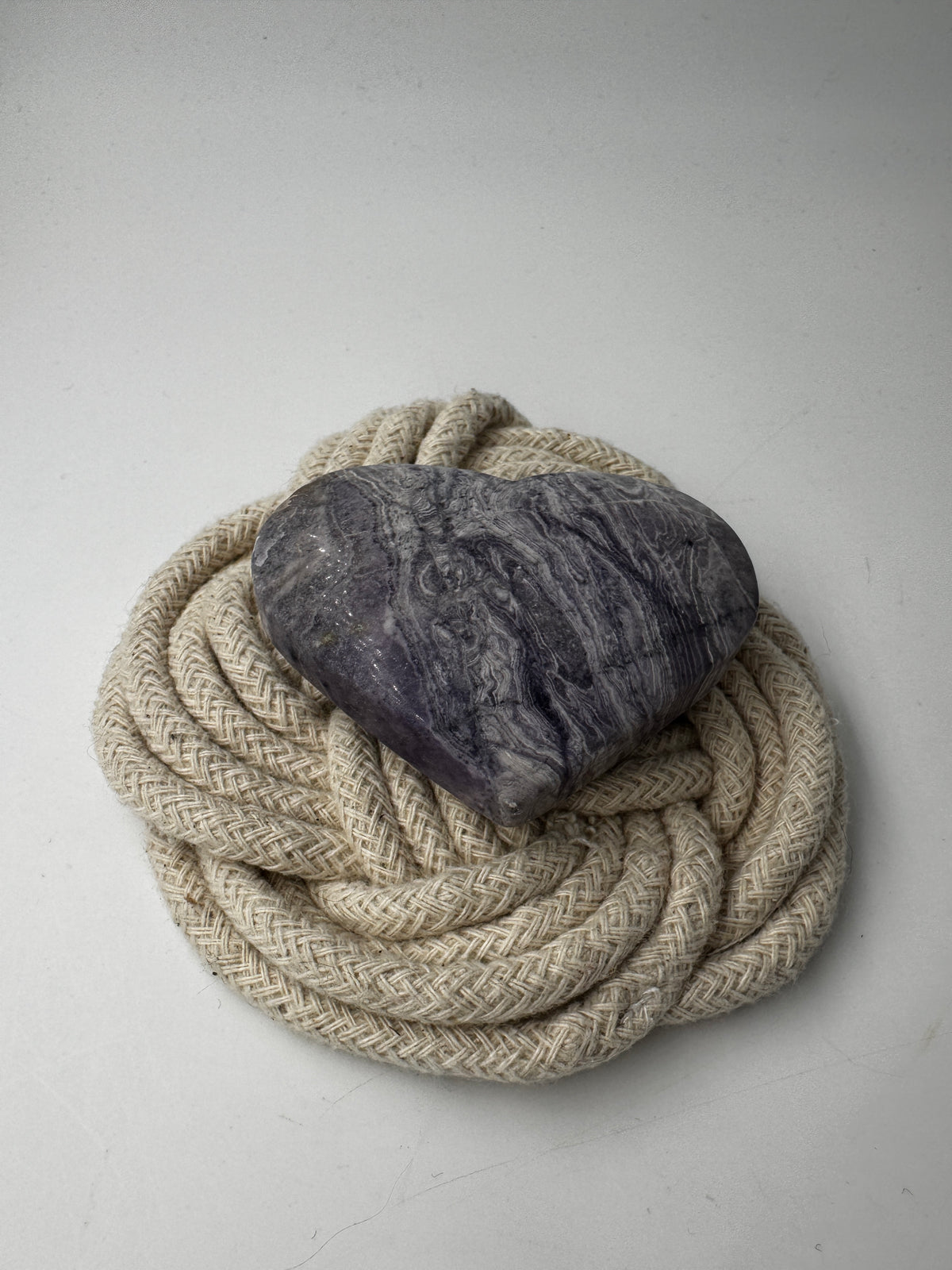 Herz aus lila Jaspis PH23, 5 × 6,3 cm – opaker Mangan-Quarz mit sattem Violett und natürlicher Maserung, auch als lila Malachit bekannt.