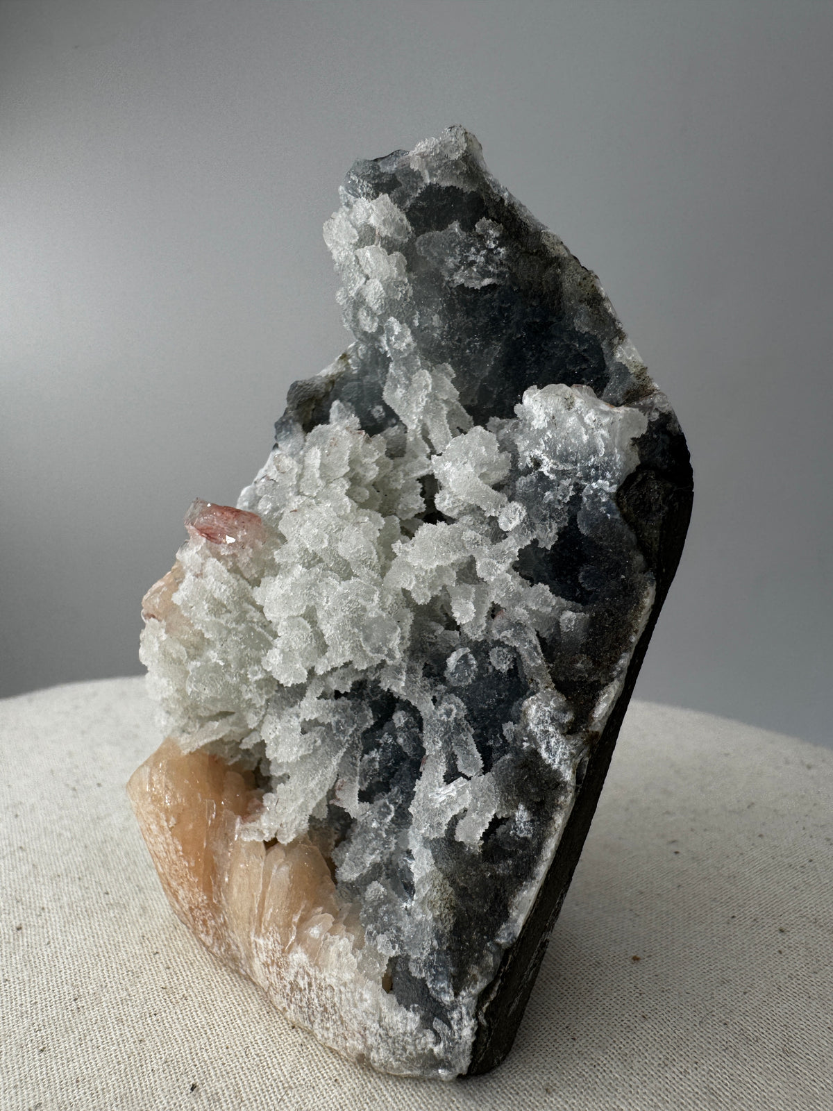 Teal-Chalcedon TC42 aus Indien mit Stilbit-Zeolith-Aufwuchs in Blaugrün.