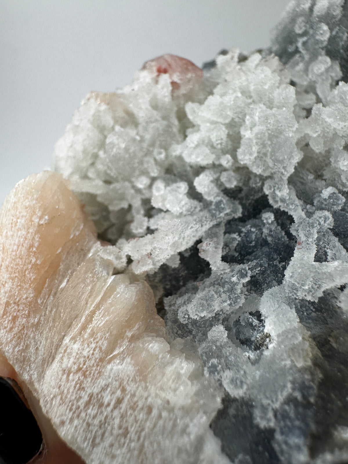 Teal-Chalcedon TC42 aus Indien mit Stilbit-Zeolith-Aufwuchs in Blaugrün.
