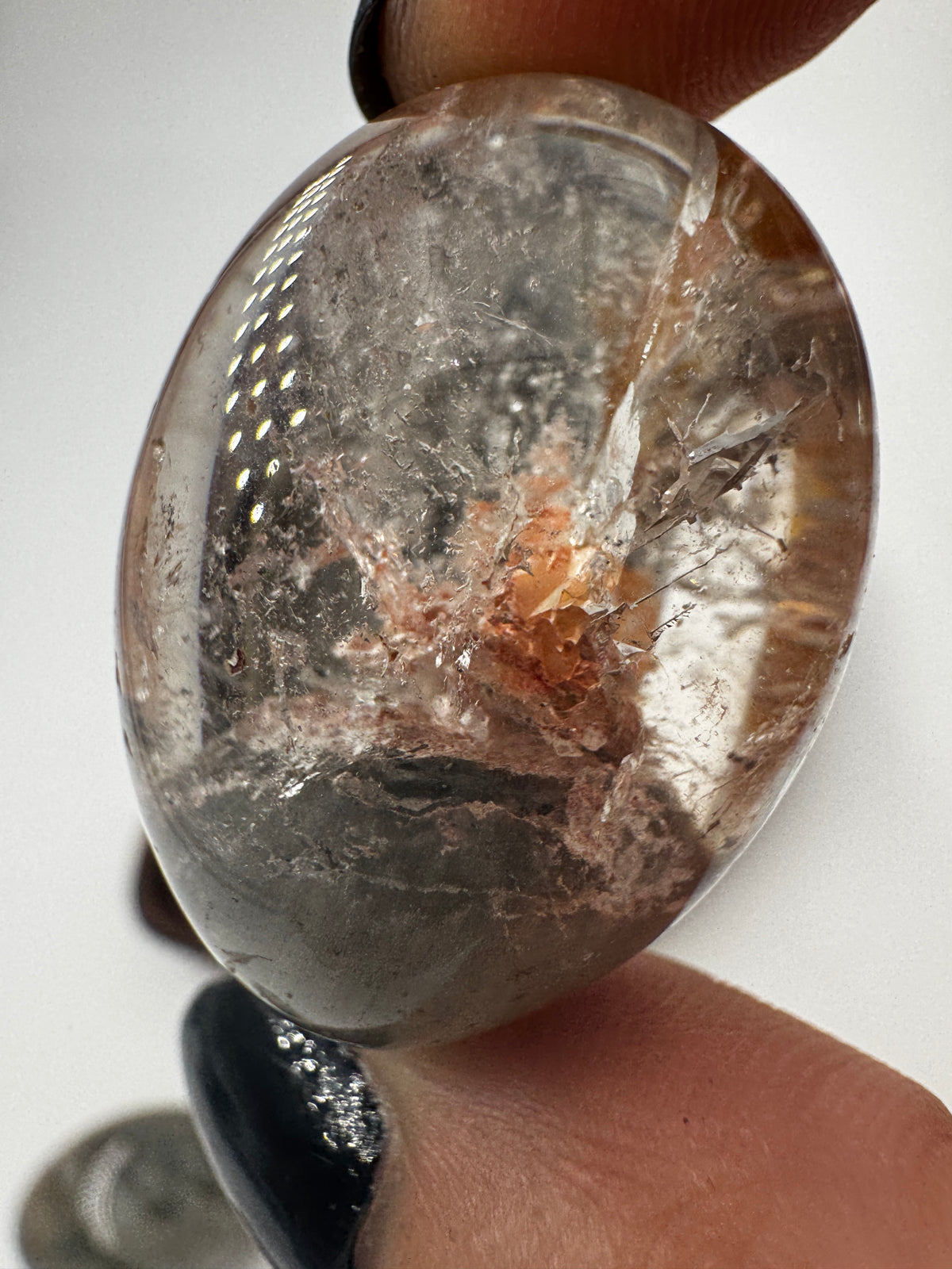 Lodolith-Trommelstein mit  ihren im Inneren farbenfrohe, moosähnliche Mineraleinschlüsse, die wie konservierte Unterwasserlandschaften erscheinen.