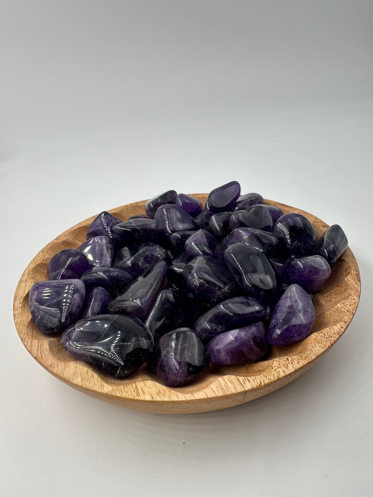 B-Ware Amethyst Trommelsteine, polierte violette Quarz-Varietät mit feinen Oberflächenkratzern, Sammlerstück zum reduzierten Preis