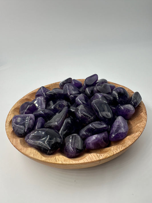 B-Ware Amethyst Trommelsteine, polierte violette Quarz-Varietät mit feinen Oberflächenkratzern, Sammlerstück zum reduzierten Preis