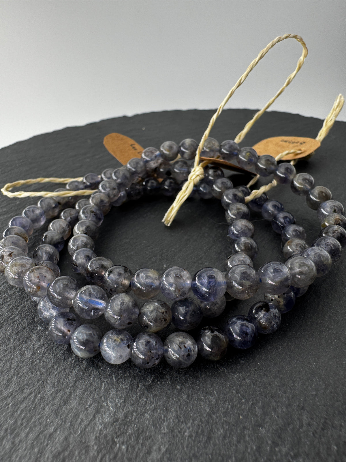 Iolith-Armband (Cordierit/Wassersaphir), 6 mm Kugeln, 19 cm Umfang – elastisches Kugelarmband in Violettblau mit charakteristischem Pleochroismus, Sammlerschmuck aus Edelmineral.